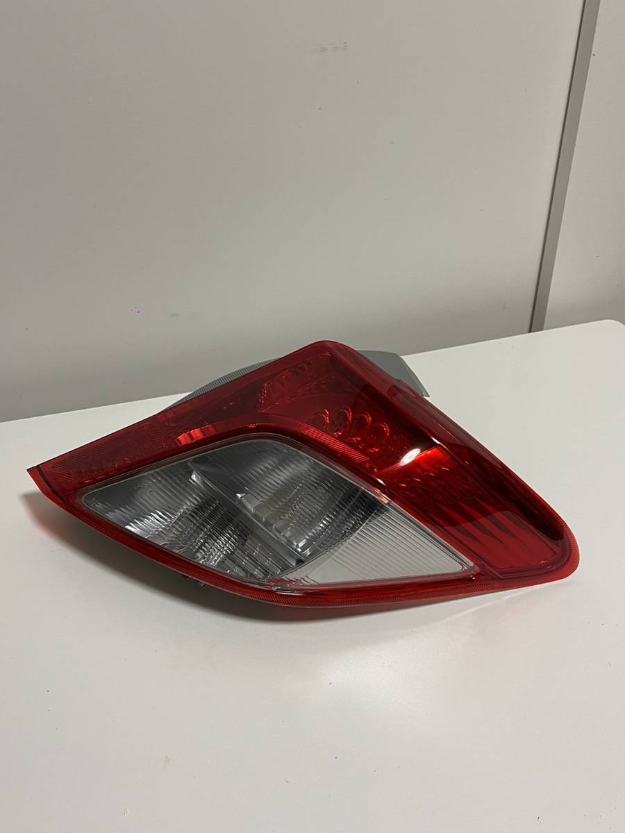 TOYOTA ヴィッツ DBA-KSP130 右テールランプ 81550-52801 KOITO TOYOTA ヴィッツ DBA-KSP130 右テールランプ 81550-52801 KOITO