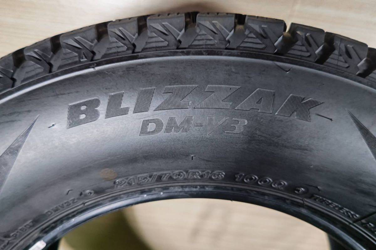 中古タイヤ　BRIDGESTONE BLIZZAK DM-V3 215/70R16 100Q 2021年製造　ハリアー　デリカ　アウトランダー等　スタッドレスバリ溝　A93_画像6