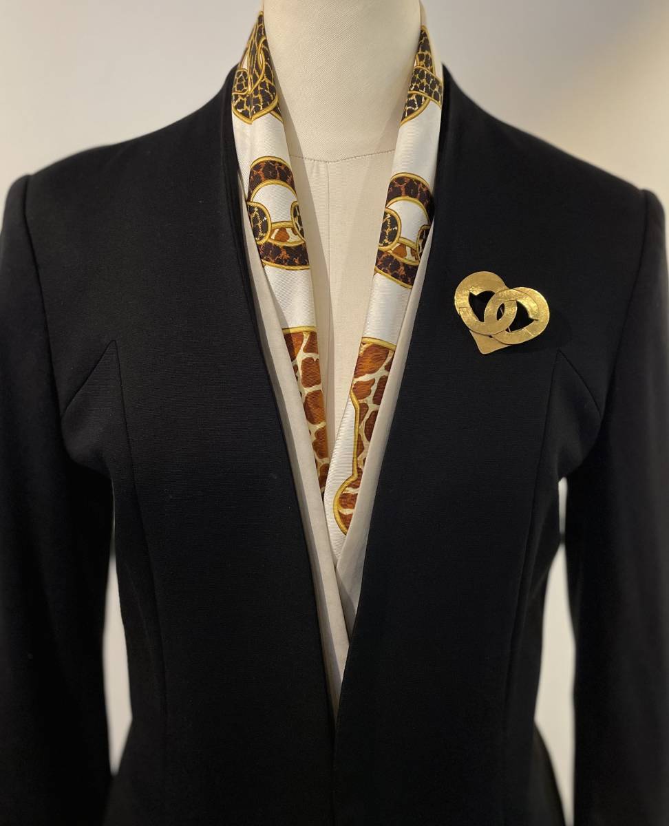 美品】GUCCI グッチ スカーフ シルク100% アニマル柄 ホース 美品】GUCCI グッチ スカーフ シルク100% アニマル柄 ホース