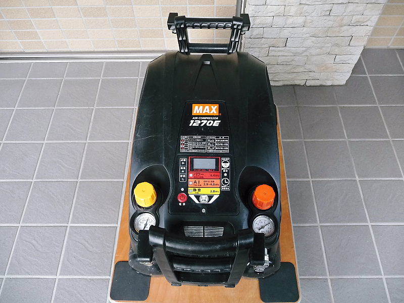 １円～ マックス MAX スーパー エアコンプレッサ AK-HL1270E ブラック 静音 11L ♪ 常圧 高圧　動作確認済_画像1