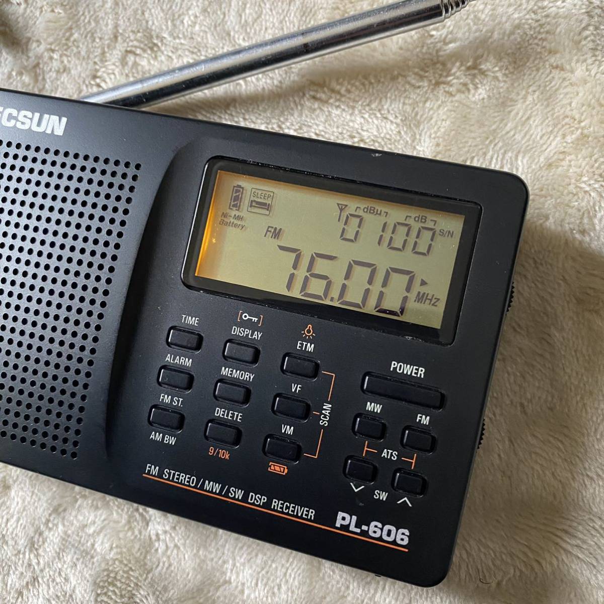 E-4 / TECSUN PL-606 グレー FM/MW/SW/LW ワールドバンド ラジオ 短波 _画像2