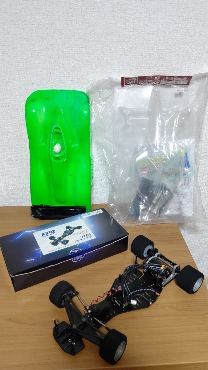 TRG FP2 オプション付き アンプ／モーター／サーボ／ボディ の中古セット、未使用ボディ付き (検) F1 Cカー DD 101 102 103_画像1