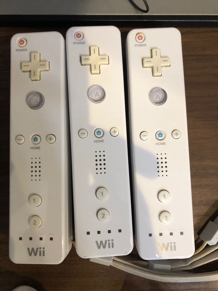 Nintendo Wii本体セット　（リモコン3個ヌンチャク2個コントローラー2個）