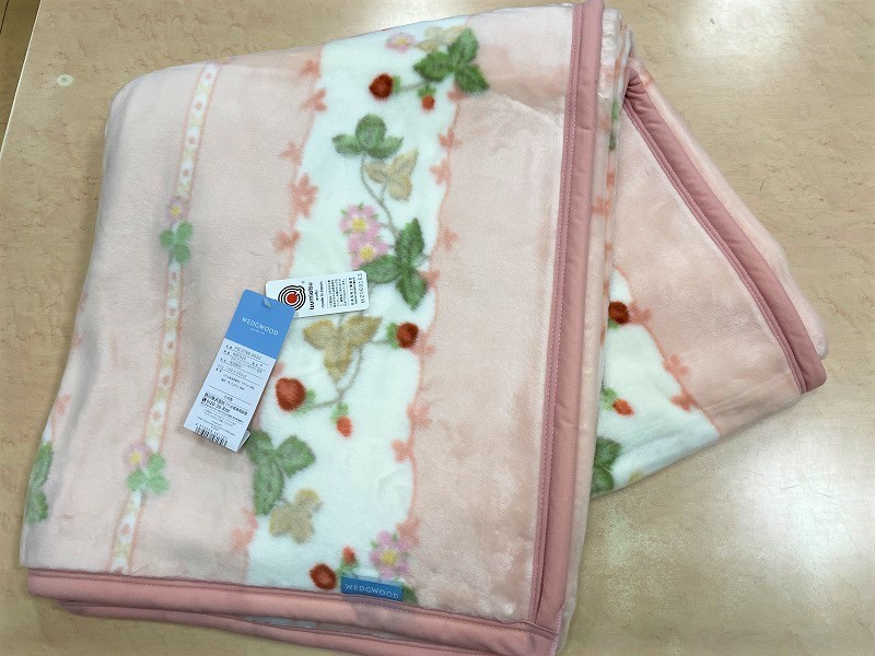 [ free shipping ] made in Japan Wedge wood acrylic fiber blanket pink WW7620 wild strawberry pattern 