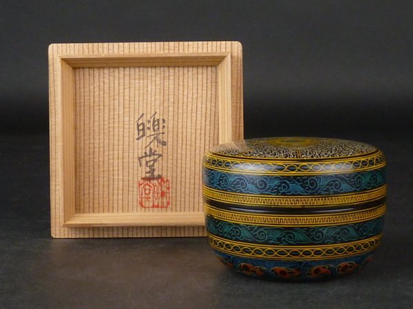 【白玉】51　山本れき堂「彩蒟醤 棗」（キンマ）共箱 幅 約7.5cm 高さ 約5.5cm 木製 蒔絵 梨地 茶道具 平棗 茶合 茶杓_画像1