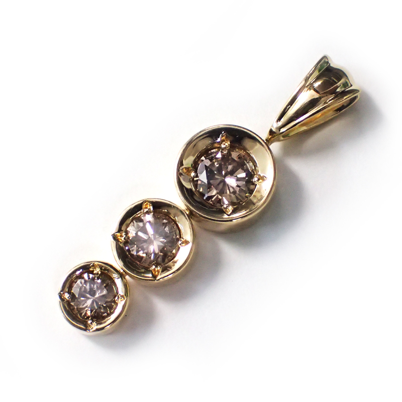 新しいスタイル R49 新品仕上げ 1.0ct 3連ダイヤモンド ペンダントトップ トリロジーネックレス K18 イエローゴールド