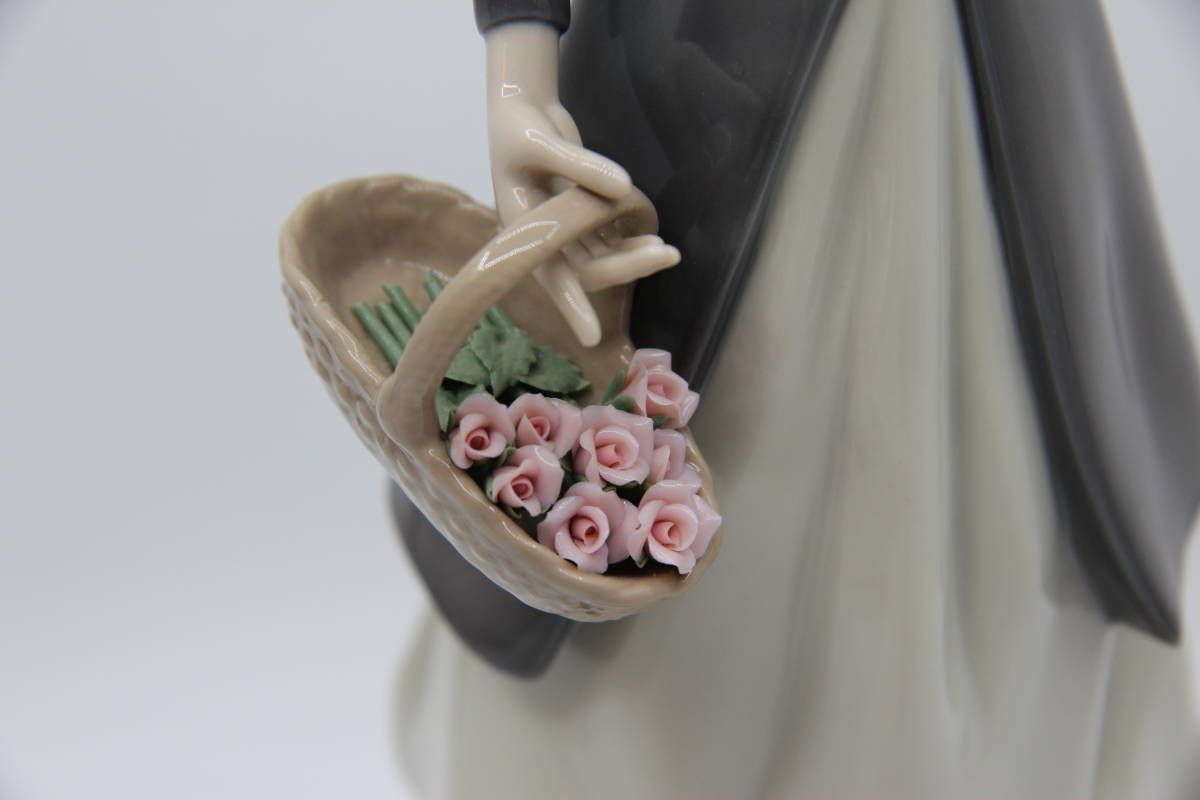  原文:LLADRO リヤドロ 陶器人形 花籠持つ婦人 高さ33ｃｍ　薔薇 花 女性　オブジェ 置物　リアドロ