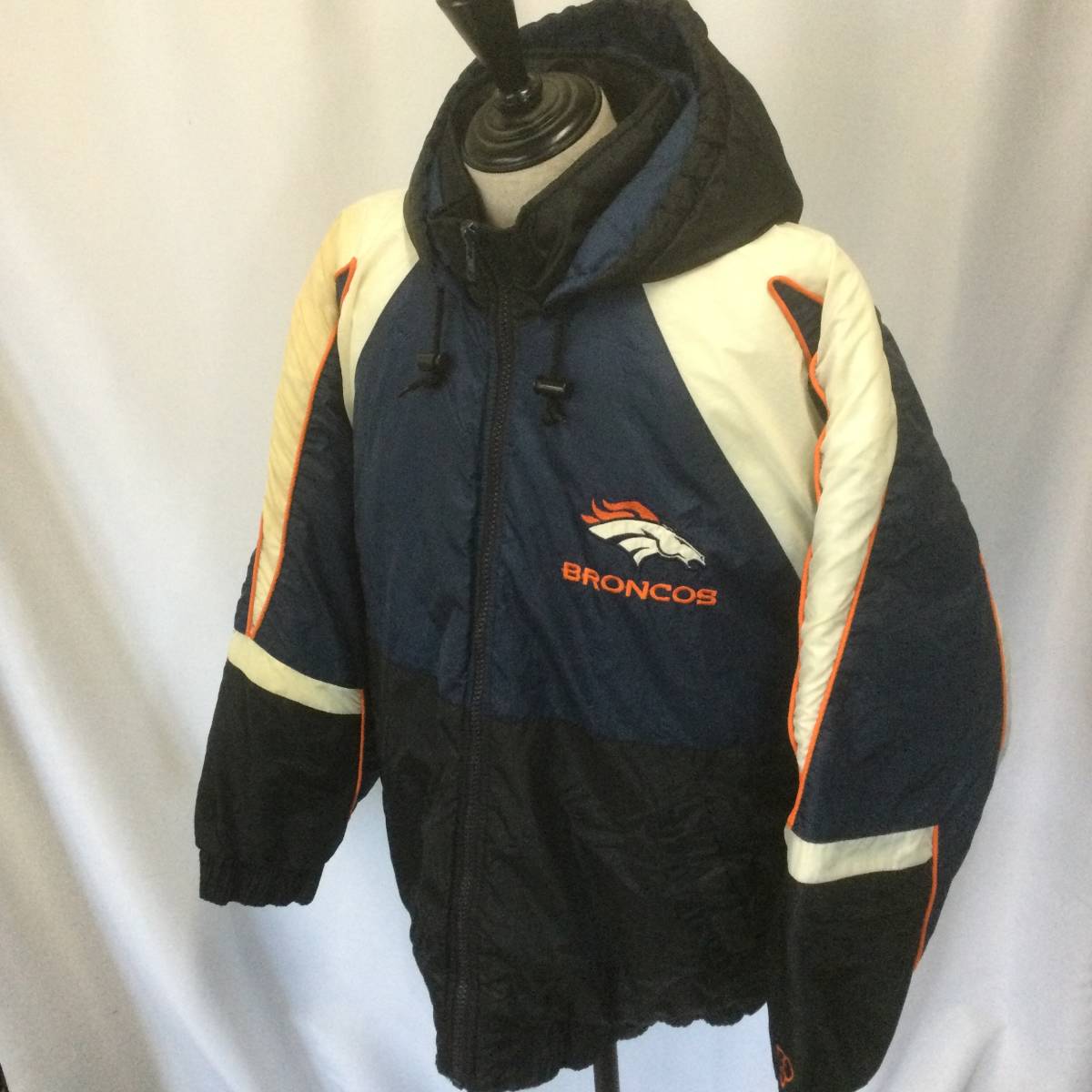 【N33】★PRO PLAYER★ プロ プレイヤー パファー ジャケット 90‘s NFL BRONCOS ブロンコス ストリート スポーツ 古着 古着卸_画像2