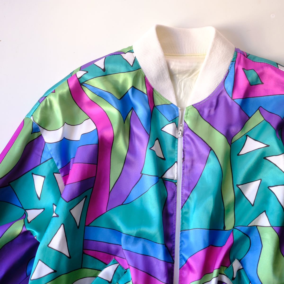 【1970〜80s】ビンテージ　デザイン　総柄ブルゾン　ジャケット　幾何学模様　アート　カラフル　古着屋　USA製_画像2