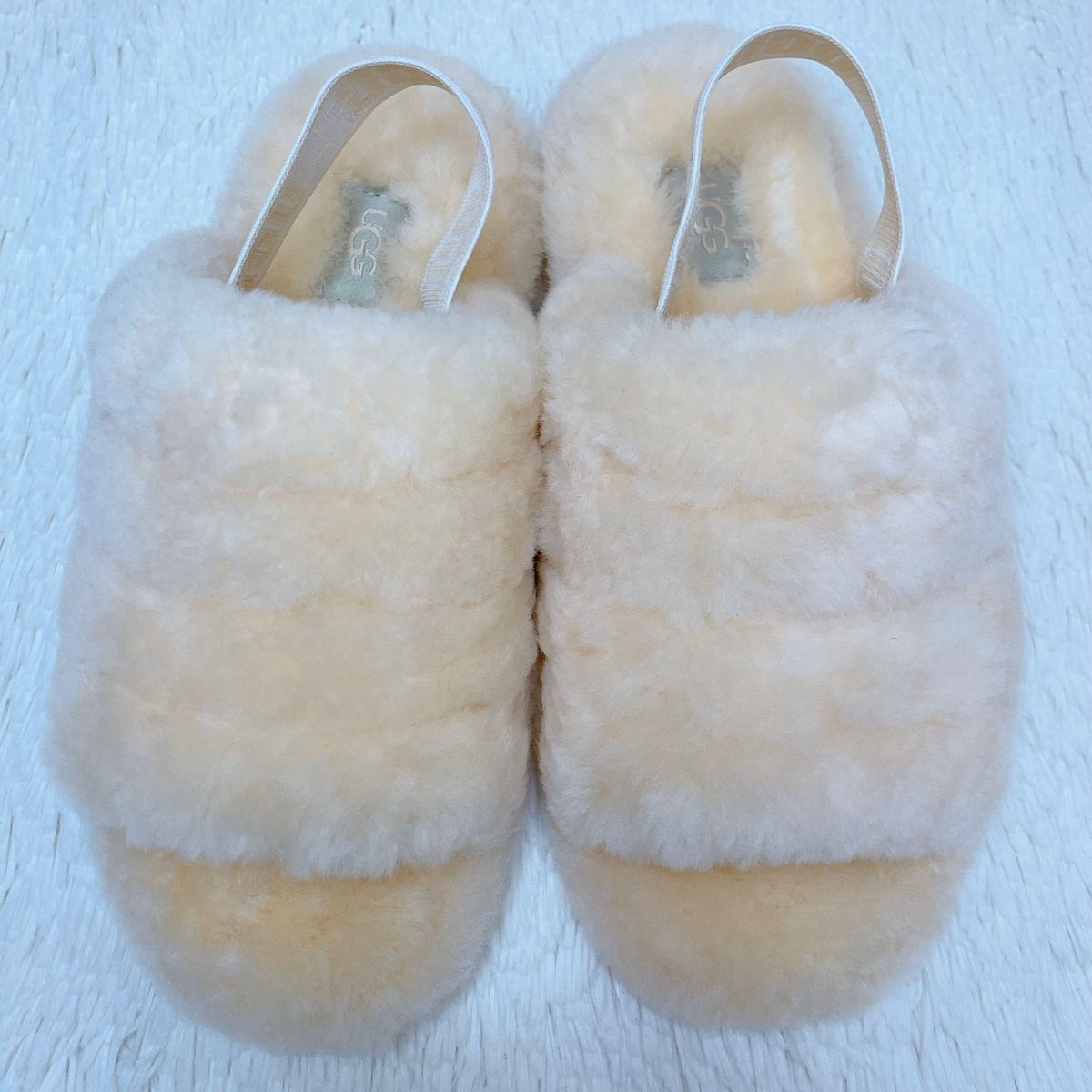 美品★UGG★フラッフイヤースライド★サンダル★厚底★もこもこ★22㎝ アグ  ファー 靴 スカラップ