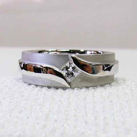 【値下げ交渉は質問欄より】オシャレなデザインの稀少なメンズリング！ダイヤの輝き眩しい素敵なリング☆Ｋ１０ＷＧ製指輪！！