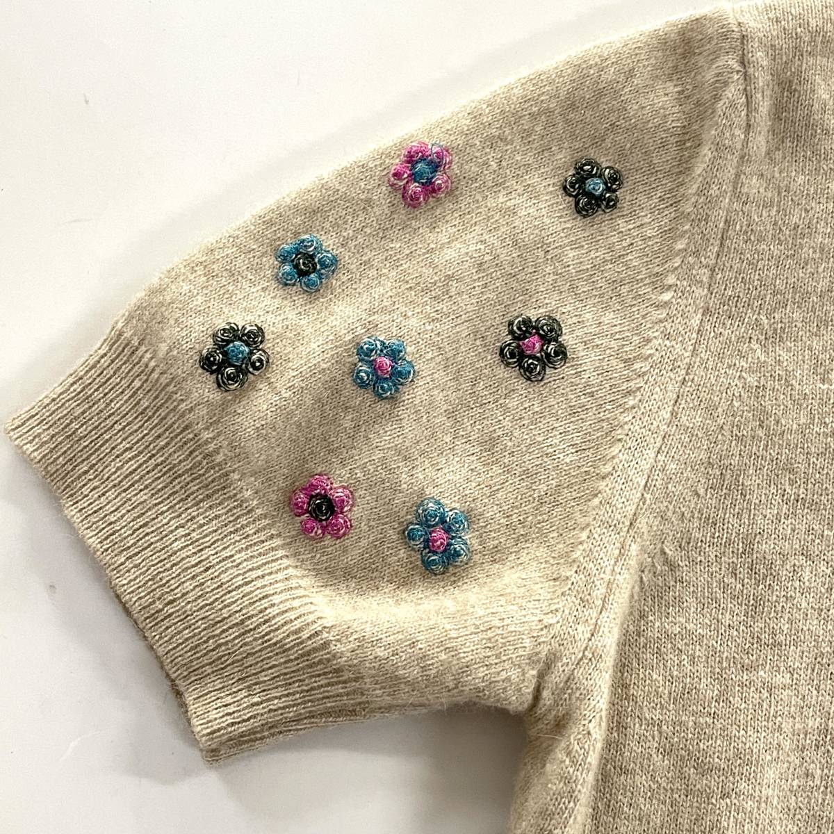 *VERSUSveru suspension Versace Italy made VINTAGE small flower embroidery Anne gola cashmere . knitted sweater 38[ letter pack post service light mailing possible ]F