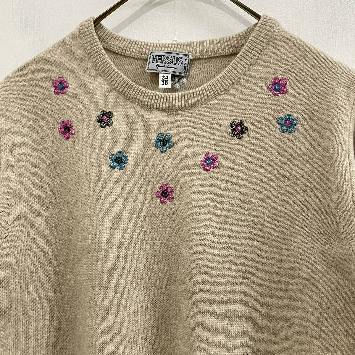 *VERSUSveru suspension Versace Italy made VINTAGE small flower embroidery Anne gola cashmere . knitted sweater 38[ letter pack post service light mailing possible ]F
