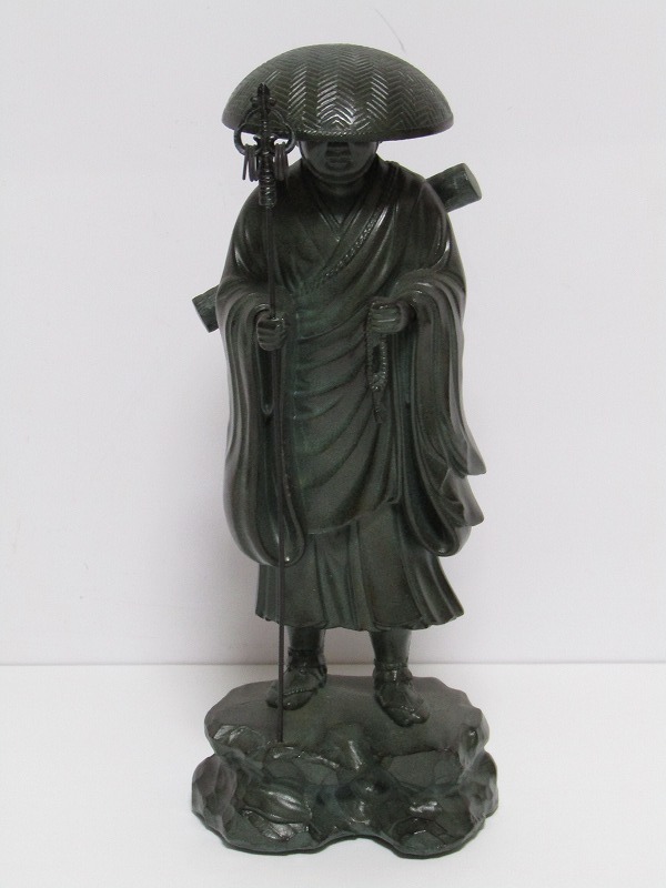 kk28-8839[TOM] 仏教美術 秀雲 作 弘法大師 高さ24cm 青銅 立像 仏像 