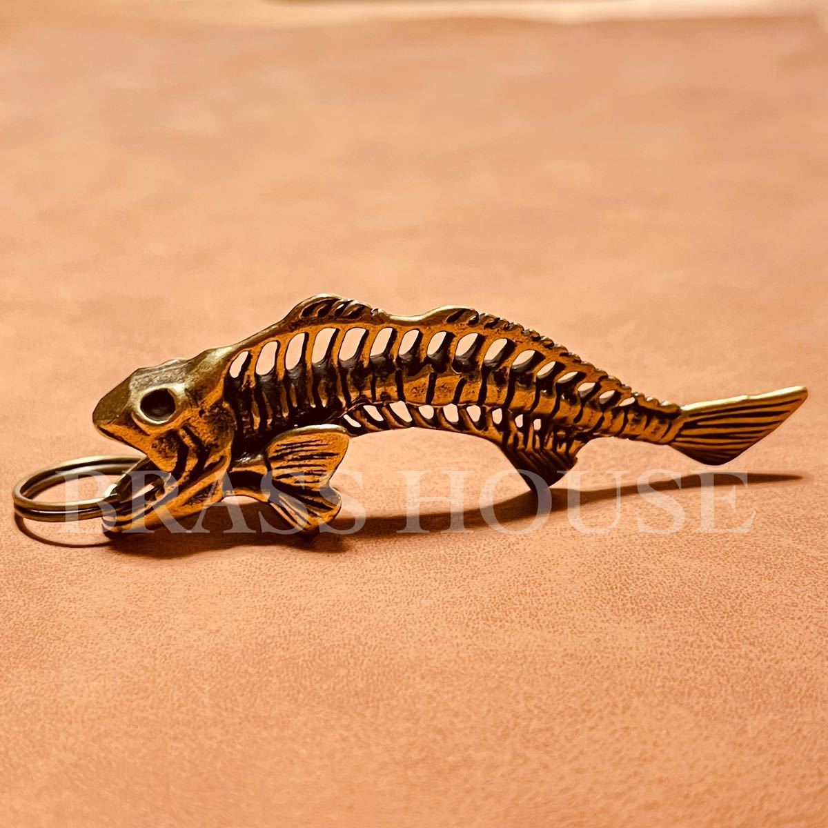 C16 真鍮製 古代魚 フィッシュボーン キーホルダー アンティーク バイク 化石 キーリング キーチェーン ゴールド ストラップ ペンダント_画像3