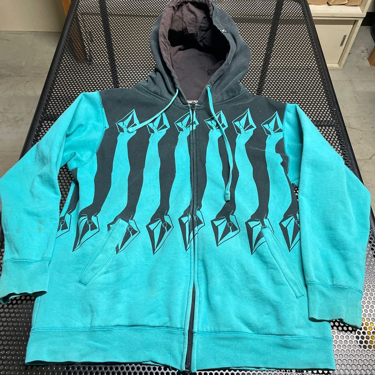 ボルコム volcom フルジップ パーカー ターコイズ 黒 ブラック Sサイズ 色やけ、汚れあり（洗濯済み） フードホツレあり_画像1