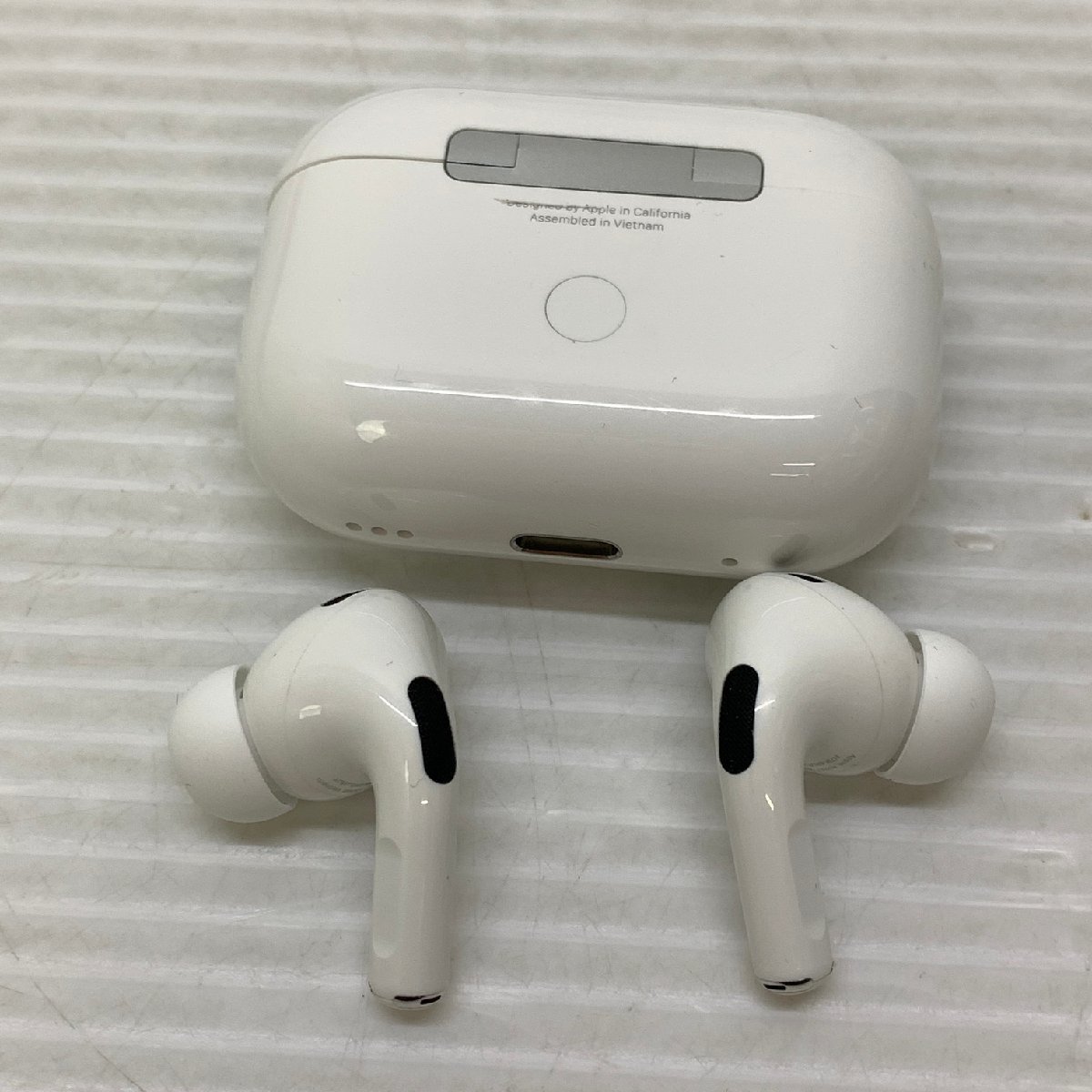 MIN【ジャンク品】 MSMK Apple MTJV3J A AirPods Pro 第二世代 MagSafe 充電ケース USB-C 〈93-231120-MK-7-MIN〉_画像6