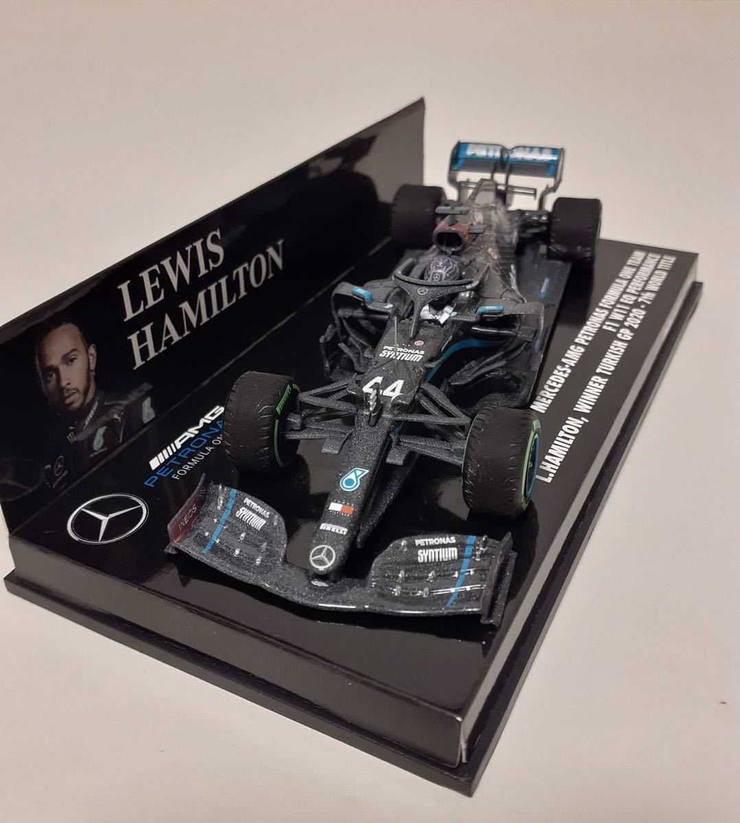 Minichamps 1/43 メルセデス AMG ペトロナス F1 W11 EQ PERFORMANCE #44 L.ハミルトン トルコGP 優勝　7thワールドチャンピオン_画像4