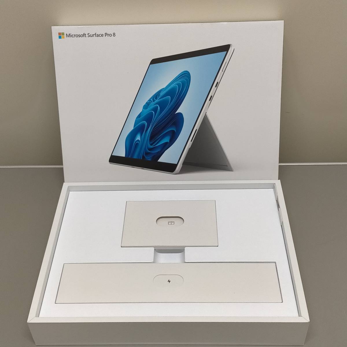 ★美品★ マイクロソフト Surface Pro 8 プラチナ Signature キーボード (13.0/Core i5/8GB/SSD128GB/Office無) EAT00010 _画像3