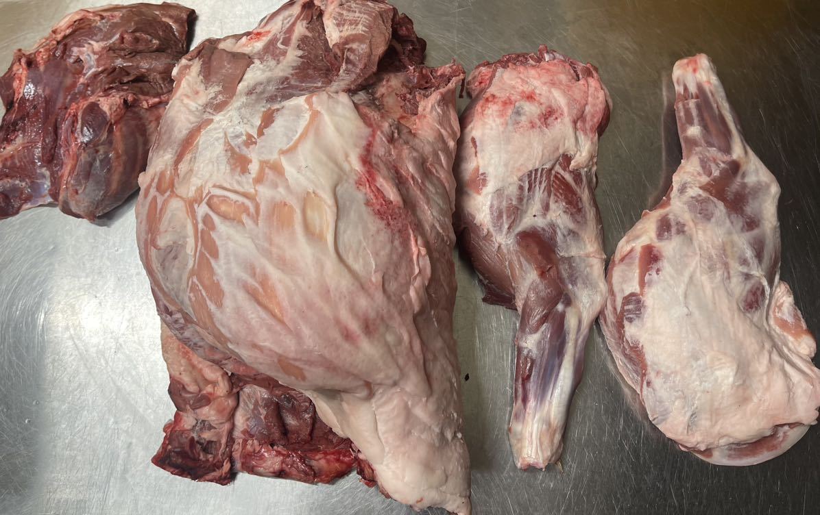 ！猪肉　丸々一頭　ロース　バラ　モモ　前足　骨付き肉　16kg (16000g)！③_画像1