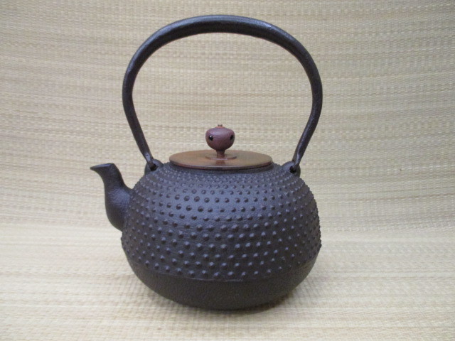 逸品　未使用品　展示品　釜師　菊池政光　刻印あり　霰　鉄瓶　銅蓋　経歴書　煎茶道具　茶道具_画像4