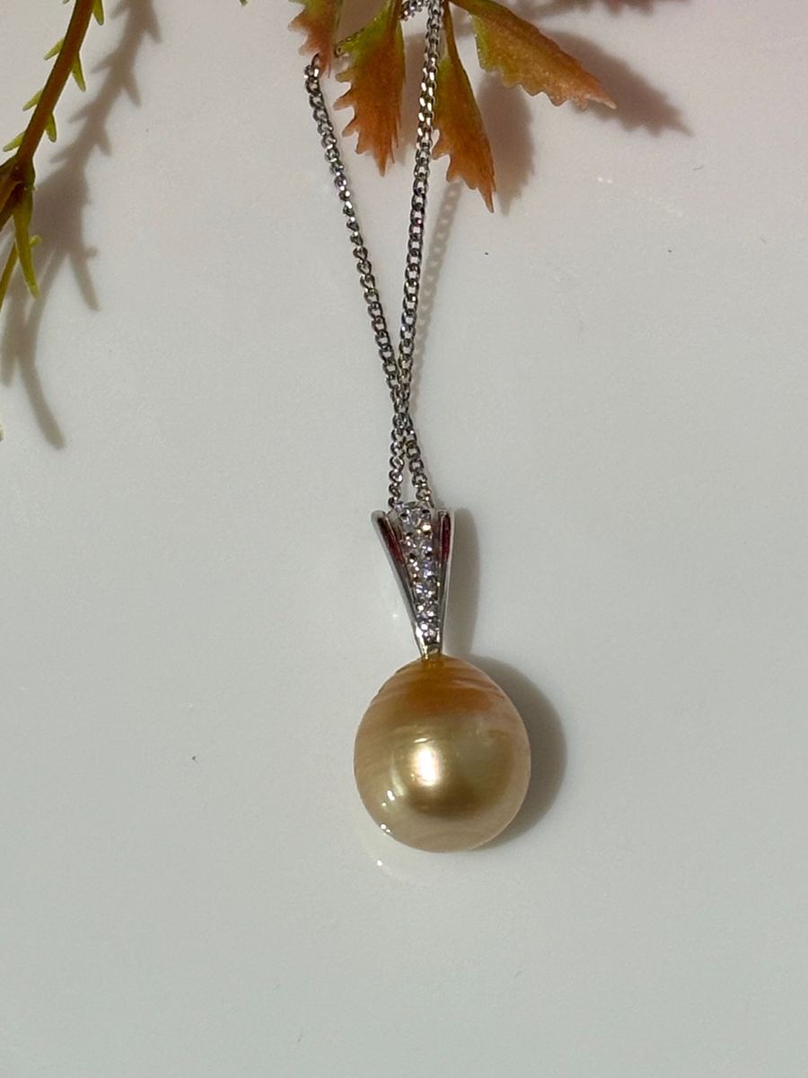 白蝶(シロチョウ)真珠　南洋珍珠　薄いゴールド　ネックレス　新品