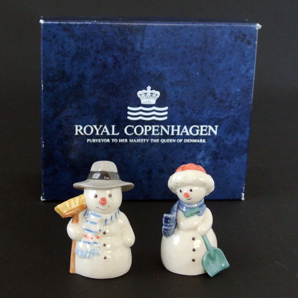 KK004【Royal Copenhagen】ロイヤルコペンハーゲン スノーマン フィギュリン ほうきを持つお父さん 768 シャベルを持つお母さん 769 2体SET