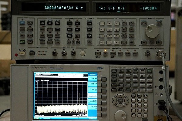 hp 0/1-3000MHz SYNTHESIZED SIGNAL GENERATOR シンセサイズド信号発生器 OPT：001/004■8664A 中古_※アナライザーはテスト用の為付属しません