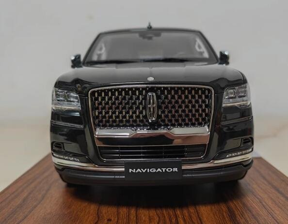 ▲1/18 リンカーン LINCOLN NAVIGATOR SUV 2023 darkgreen_画像2