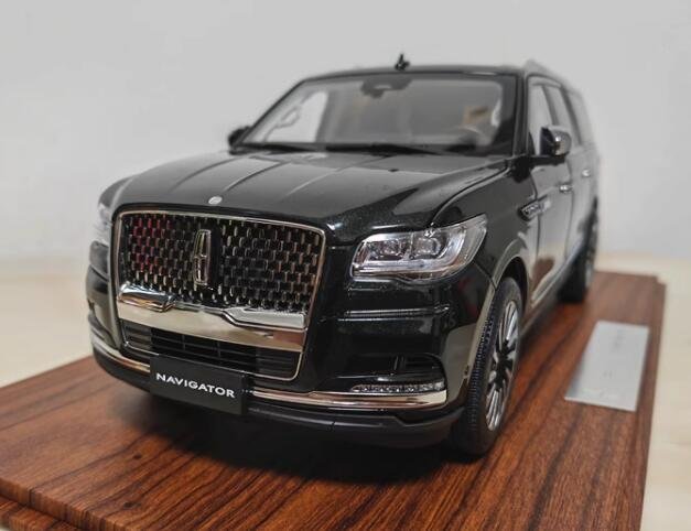 ▲1/18 リンカーン LINCOLN NAVIGATOR SUV 2023 darkgreen_画像3