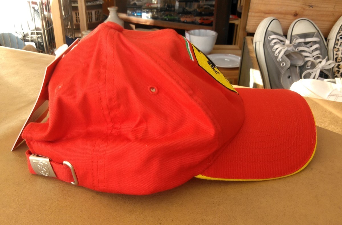 Ferrari　OFFICIAL LICENSED PRODUCT　フェラーリ　キャップ　帽子　刺繍ロゴ　非売品　未使用品_画像3
