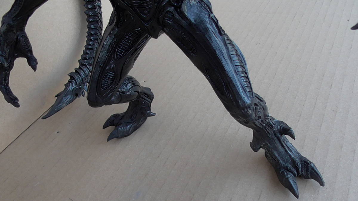  postage payment on delivery ALIEN VS PREDATOR AVP2 Alien vs Predator real figure black / black color 21~26 centimeter 2 body se