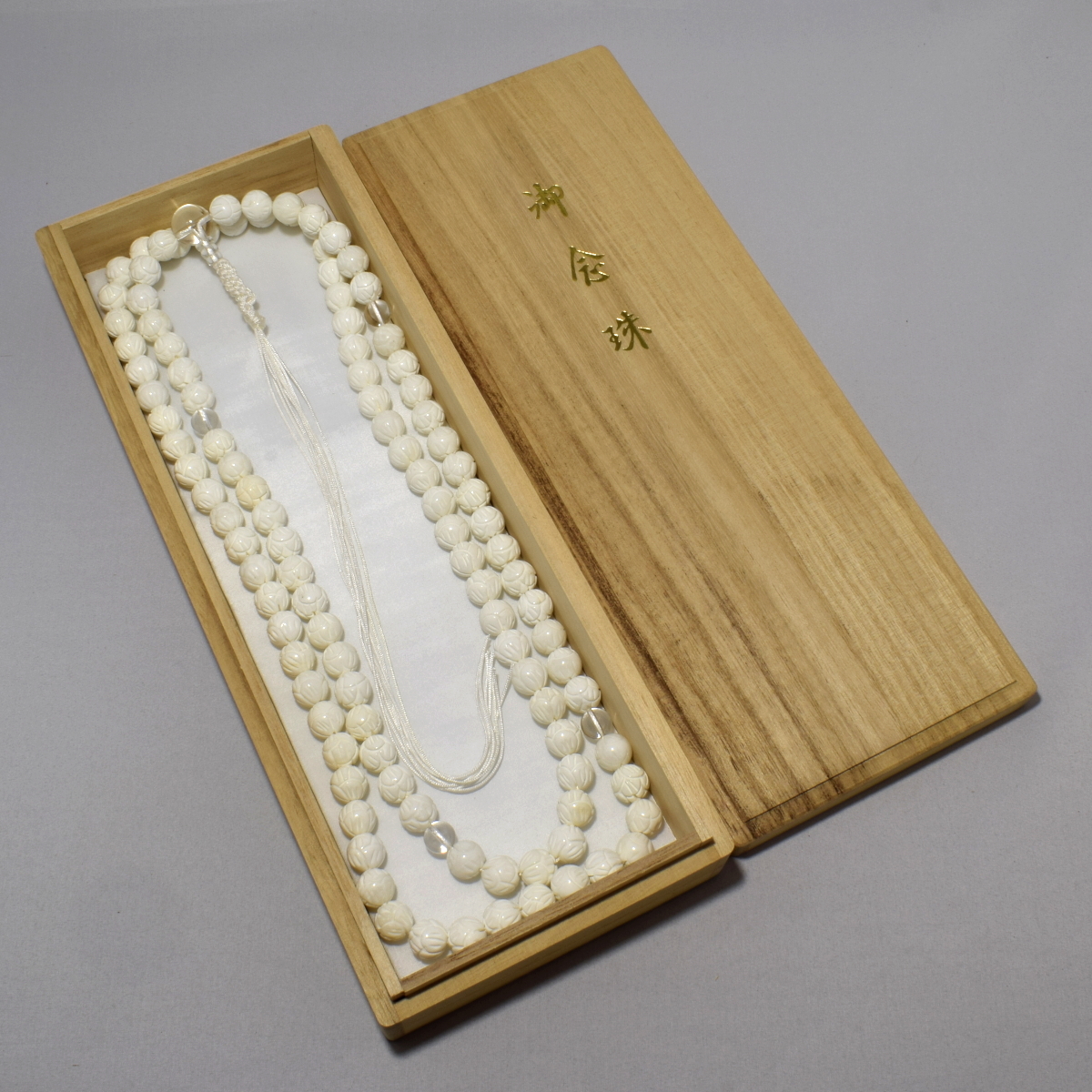 お念珠 シャコ貝 (シャコガイ) 蓮彫刻 水晶仕立 八本組紐 桐 お念珠 シャコ貝 (シャコガイ) 蓮彫刻 水晶仕立 八本組紐 桐