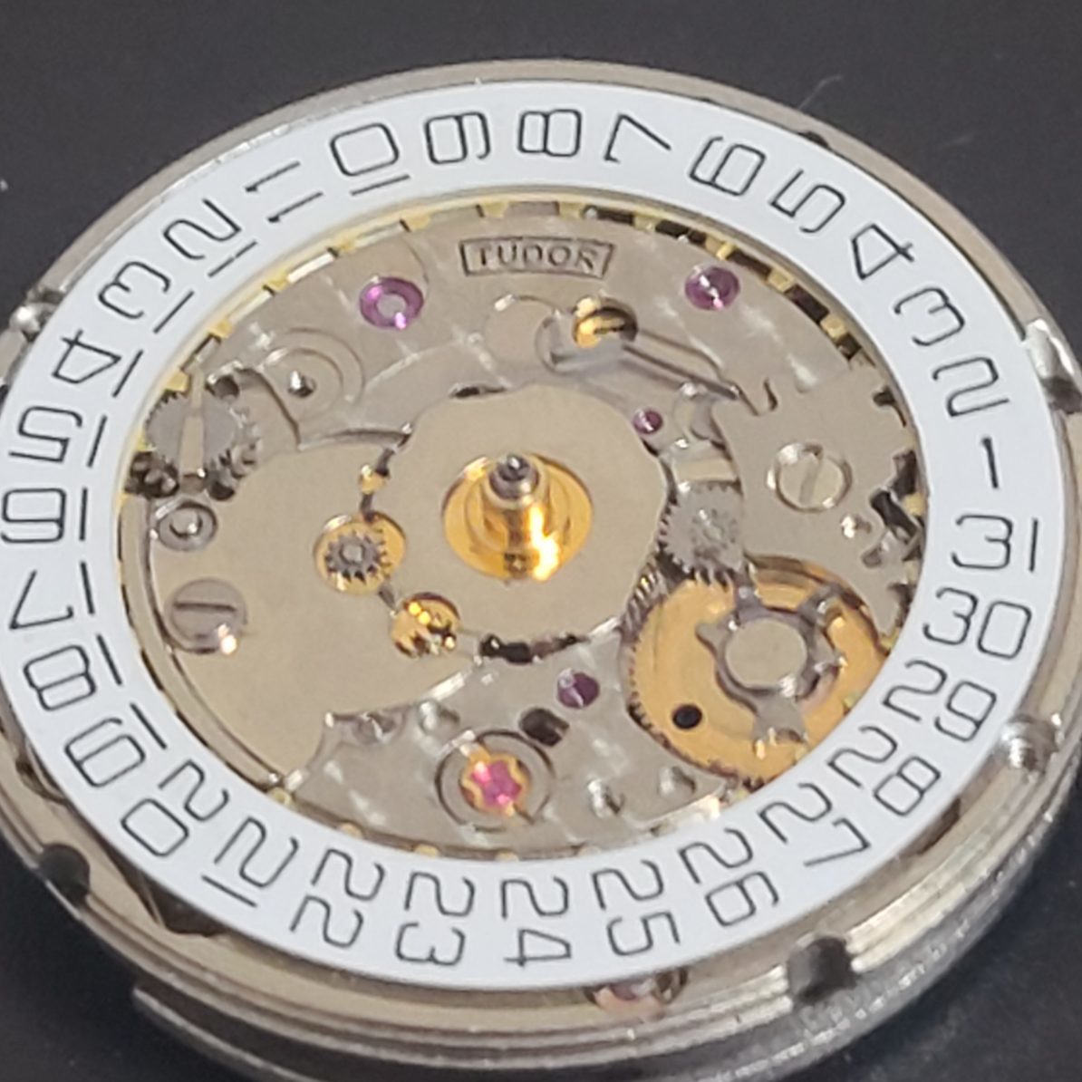 TUDOR 79090カスタム　通称盾サブ 超希少スイスCal.2824-2 日差ゼロ　TUDOR刻印入りムーブメント!! 　ケース＆裏蓋79090刻印_画像4