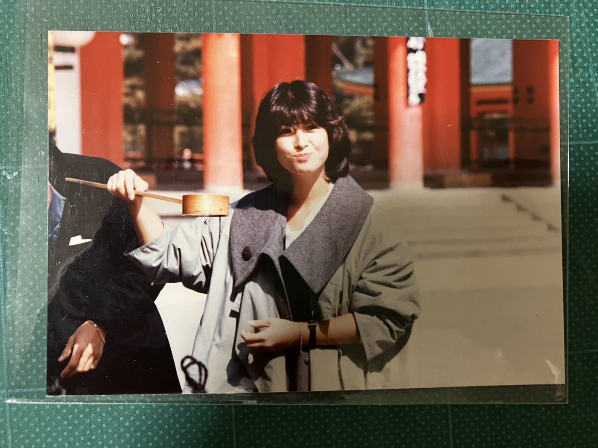 【レア】河合奈保子　写真(当時物) グレーコート　80年代アイドル _画像2