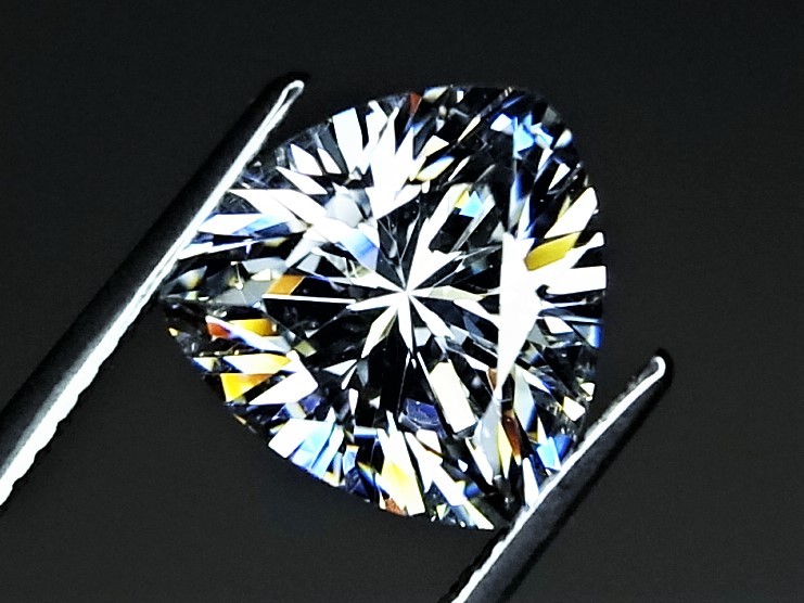 6.39ct 完全未使用新品・10㎜ VVSランク級・極上カットでテリ良好・トリリアントカットAAAランク最高品質の特級品 キュービックジルコニア_LEDリングライト使用で撮影しています。