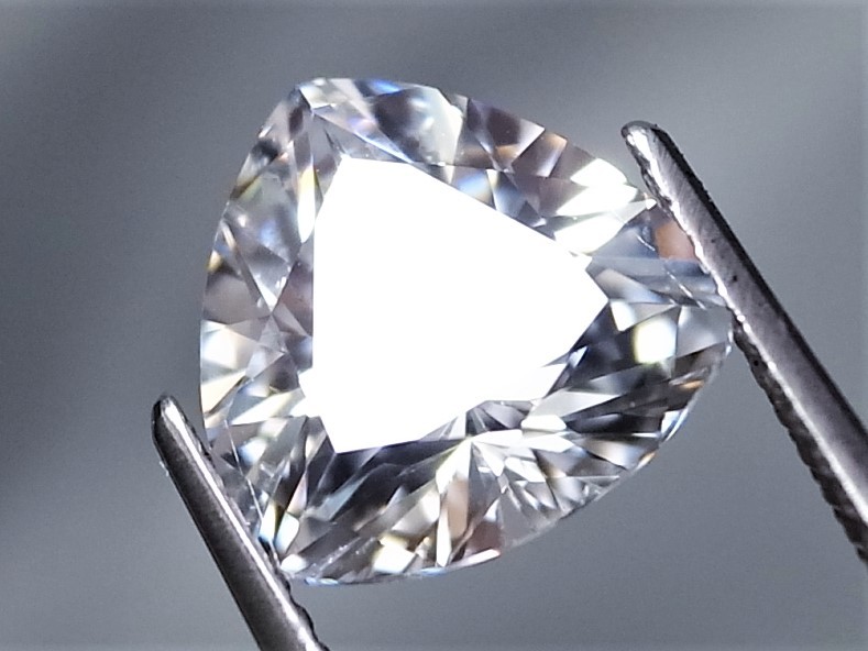 6.39ct 完全未使用新品・10㎜ VVSランク級・極上カットでテリ良好・トリリアントカットAAAランク最高品質の特級品 キュービックジルコニア_ギラギラの凄いテリです。