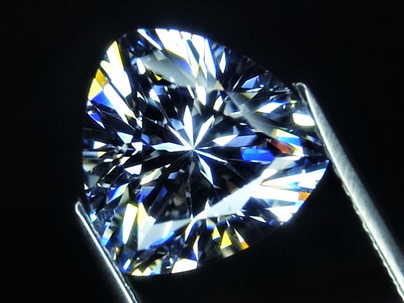 6.39ct 完全未使用新品・10㎜ VVSランク級・極上カットでテリ良好・トリリアントカットAAAランク最高品質の特級品 キュービックジルコニア_LEDリングライト使用で撮影しています。