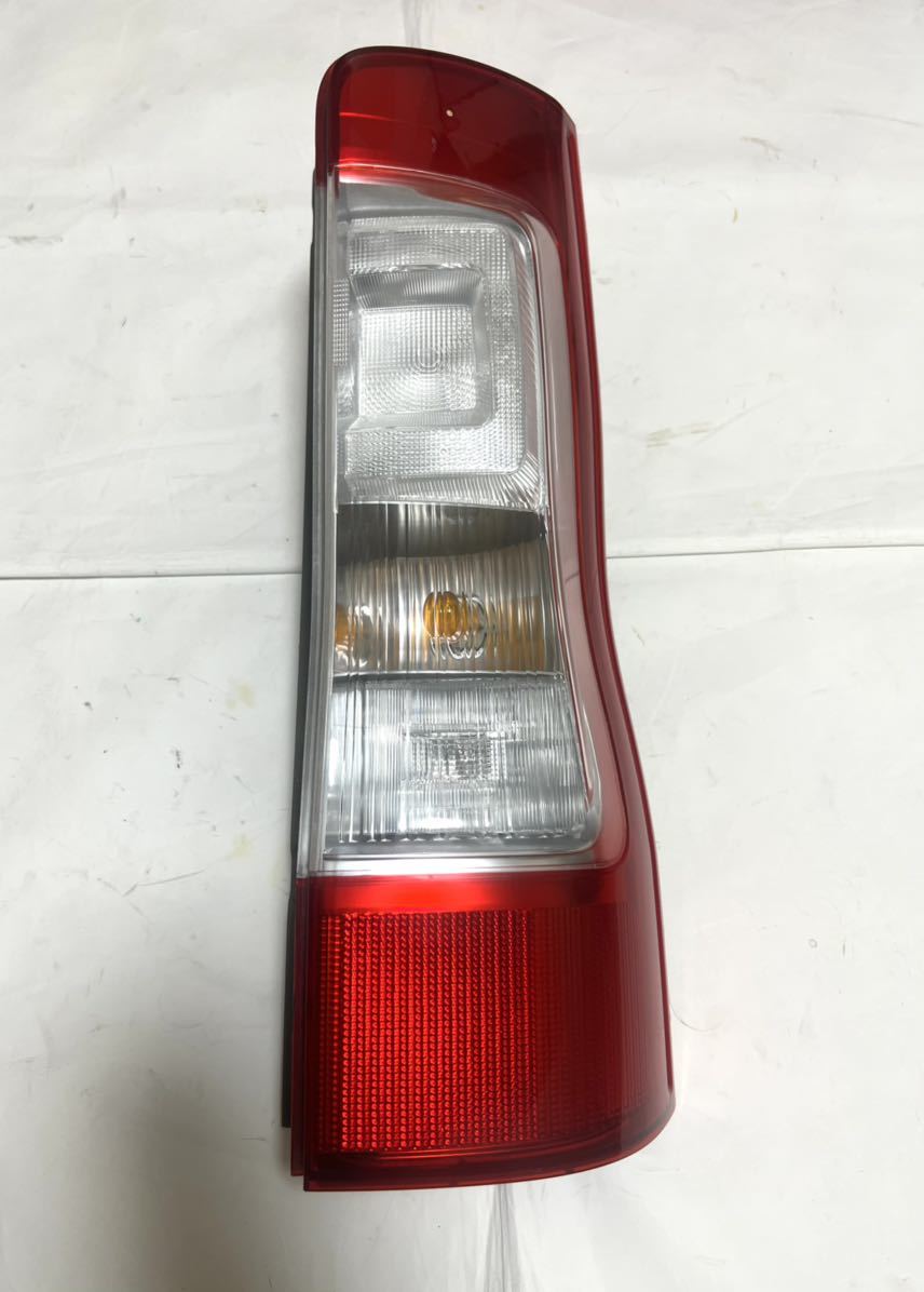 S402M トヨタ　タウンエースバン　S403M　純正右テールライト　KOITO 220-8J00A　　S412M 後期　2019年　テールランプ LED _画像1