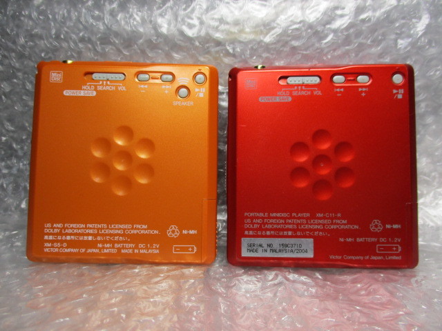 ◆動作品(2台) Victor ビクター ポータブルMDプレーヤー XM-S5(オレンジ)とXM-C11(レッド) リモコンとガム電池付き_画像4