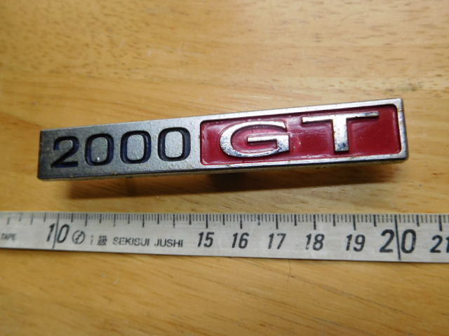 希少レア彡中古・日産スカイライン2000GT（赤文字）GC10・ハコスカ・コンソールBOX・エンブレムバッジ・旧車チューニングカー街道レーサー_金属製です。