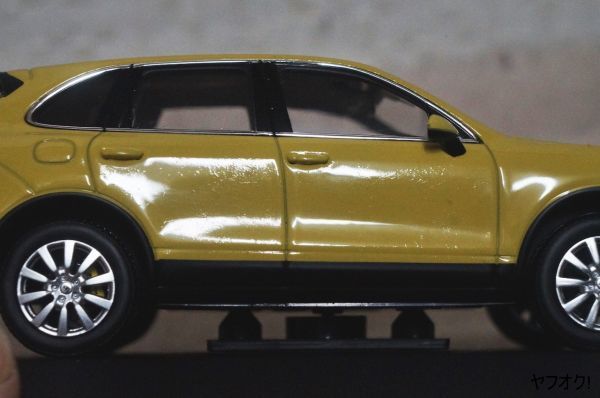 お歳暮 ミニチャンプス ミニカー 1/43 カイエンS ポルシェ 黄色 乗用車 - 乗用車