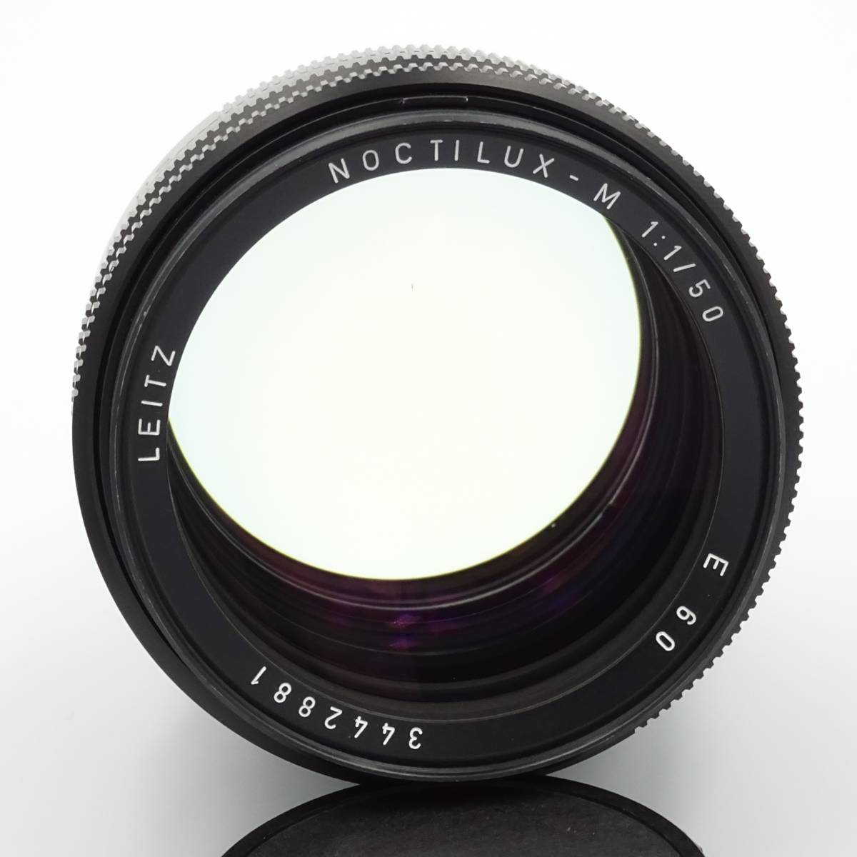 ライカ ノクチルクス LEICA Noctilux 50mm f1.0 E60（純正フィルター・フード付き）ライカMマウントレンズ フルサイズ_Cの下にチリあり。目立つのはこの1点のみ。
