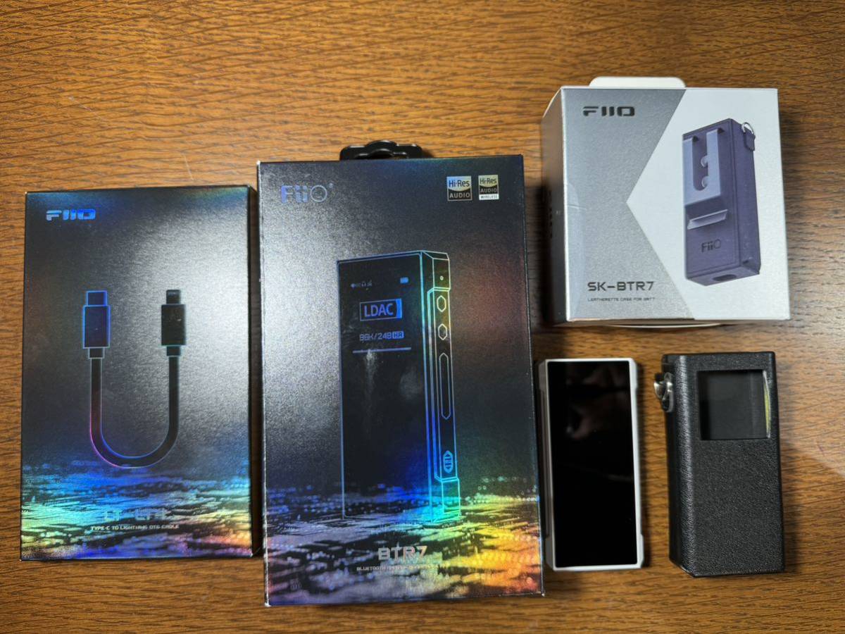 美品　Lightningケーブル付き　fiio BTR7 ホワイト　Bluetoothヘッドホンアンプ　DAC バランス接続　ハイレゾ　ポータブルアンプ　ポタアン_画像1