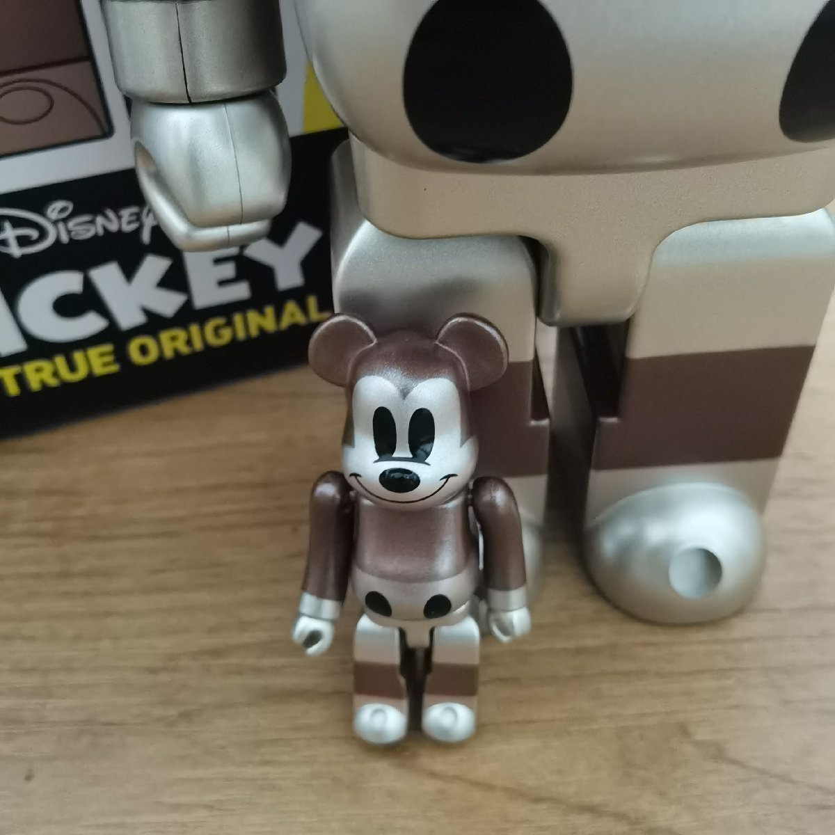 BE@RBRICK UNDEFEATED MICKEY MOUSE bearbrick 400%+100% ベアブリック MICKEY MOUSE 90歳を記念し_画像4