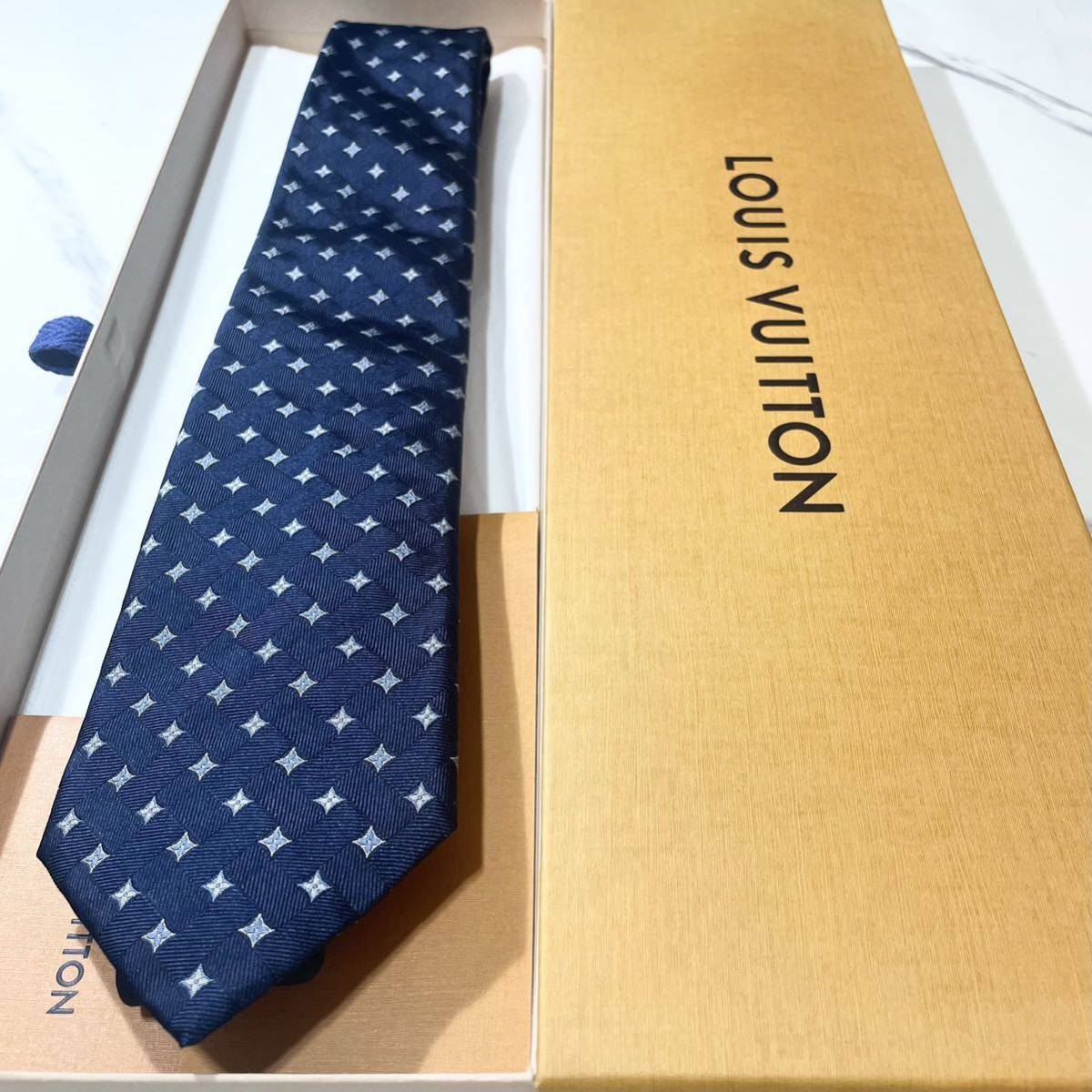 極美品 ネクタイ LOUIS VUITTON LV モノグラム 手裏剣 チェック 極美品 ネクタイ LOUIS VUITTON LV モノグラム 手裏剣 チェック