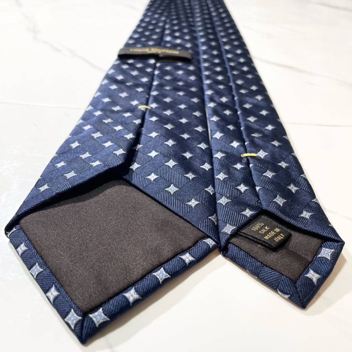 極美品 ネクタイ LOUIS VUITTON LV モノグラム 手裏剣 チェック 極美品 ネクタイ LOUIS VUITTON LV モノグラム 手裏剣 チェック