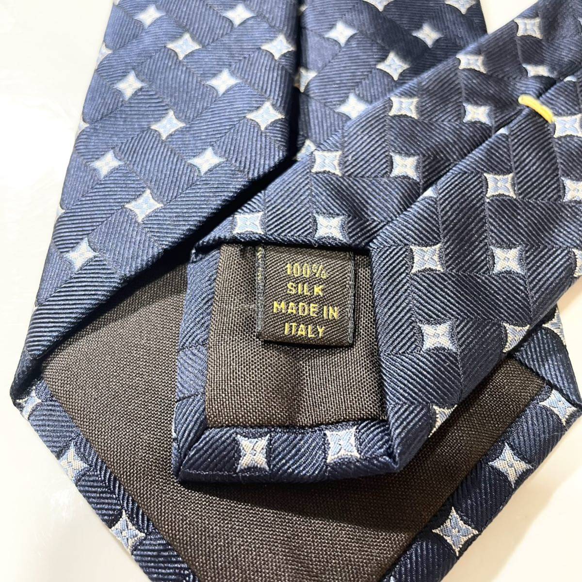 極美品 ネクタイ LOUIS VUITTON LV モノグラム 手裏剣 チェック 極美品 ネクタイ LOUIS VUITTON LV モノグラム 手裏剣 チェック