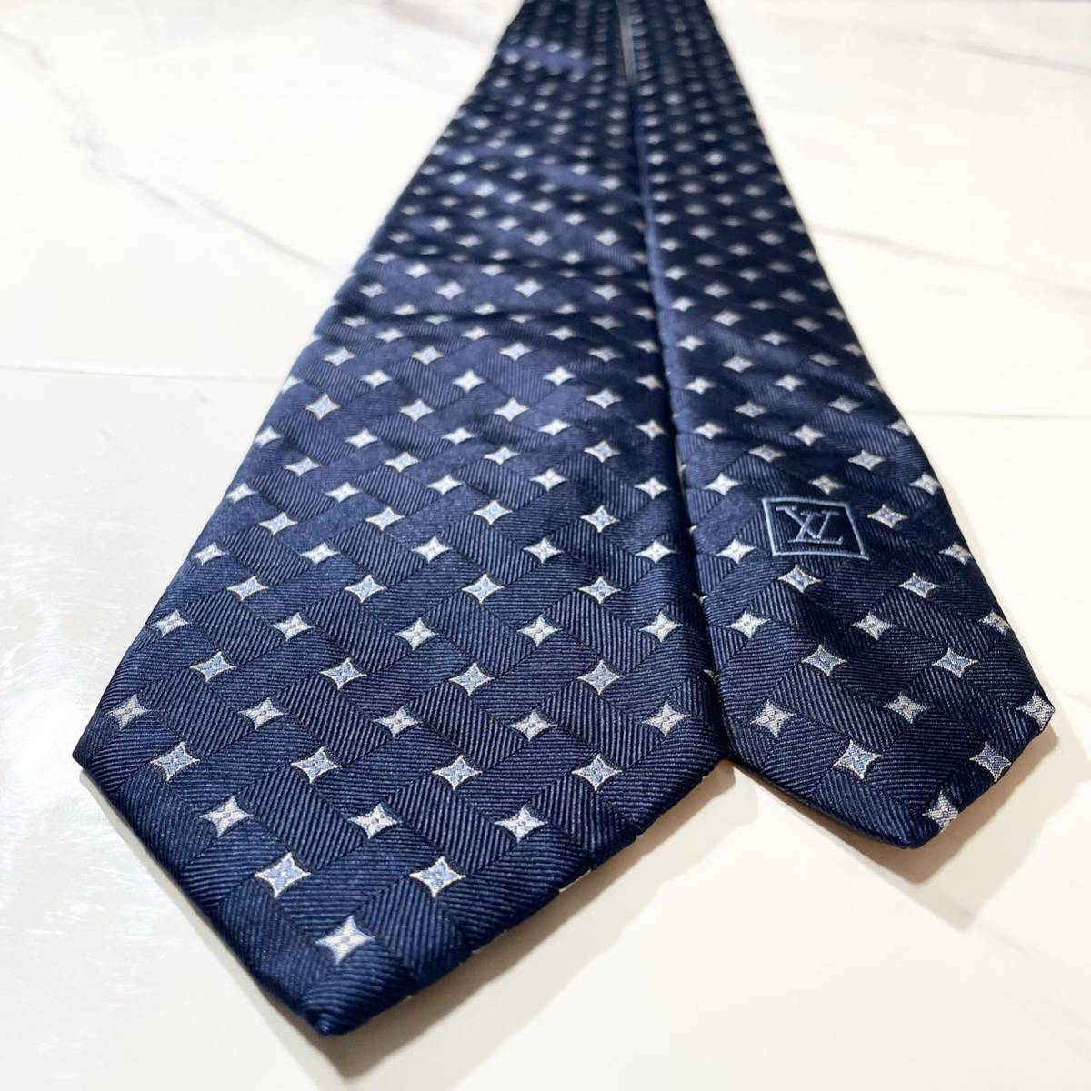 極美品 ネクタイ LOUIS VUITTON LV モノグラム 手裏剣 チェック 極美品 ネクタイ LOUIS VUITTON LV モノグラム 手裏剣 チェック