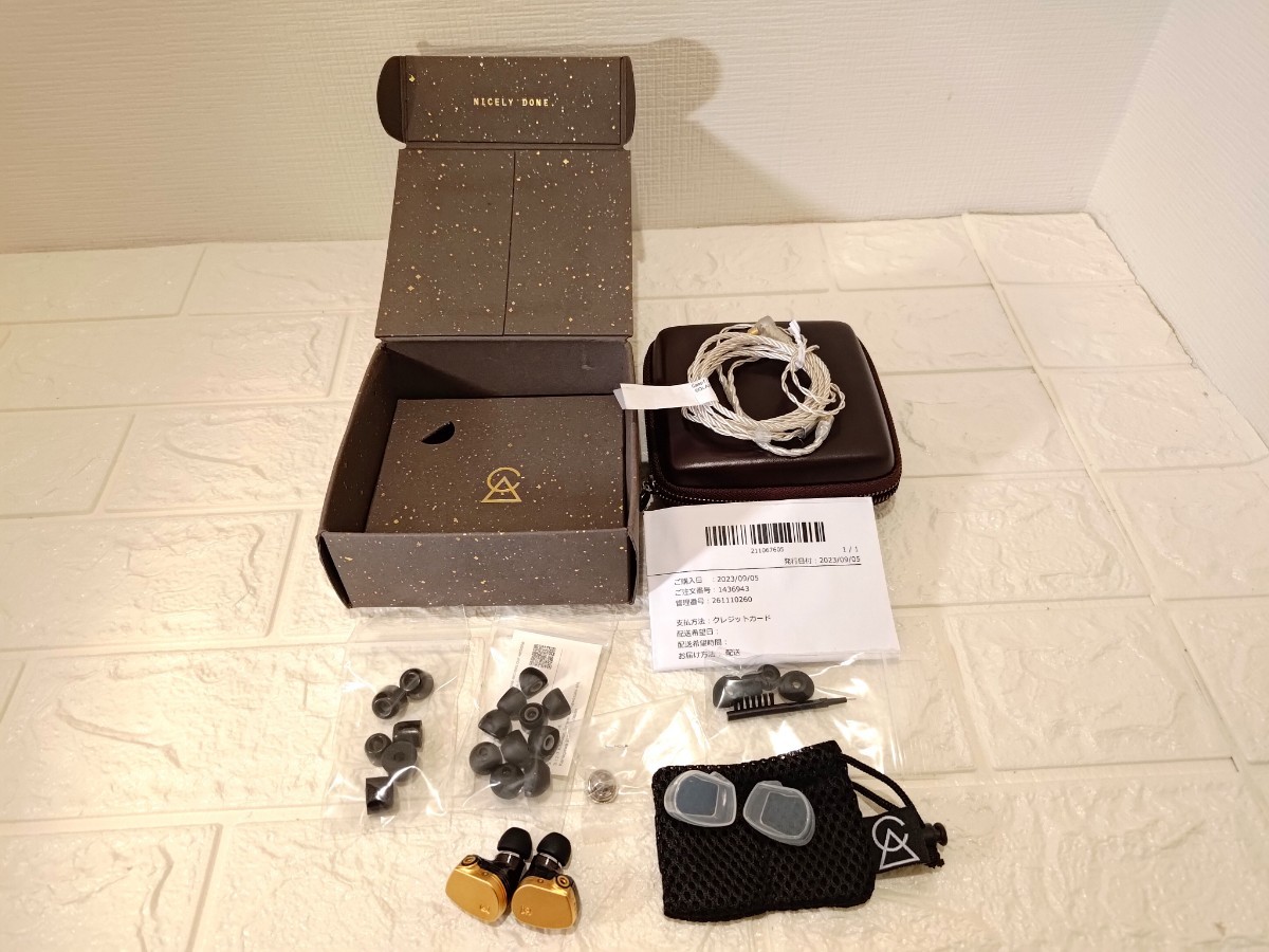 【美品】Campfire Audio Solaris イヤホン 4ドライバー ハイブリッド型 シリコンカバー付_画像2